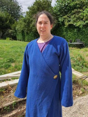 A woman wearing a blue handwoven rove6